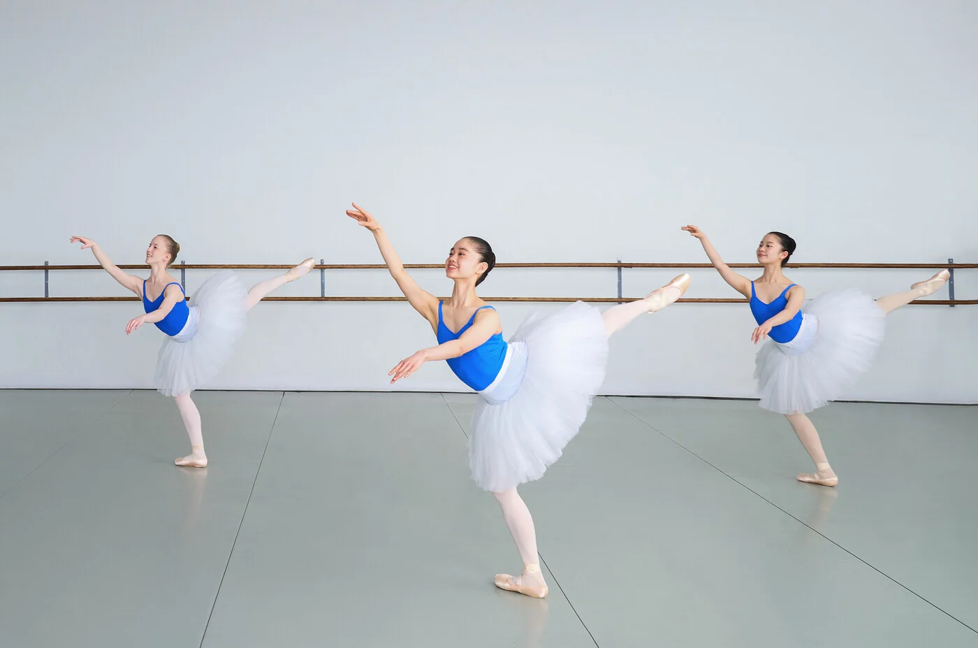 Alberta Ballet Schoolで踊るチュチュ姿の生徒たち