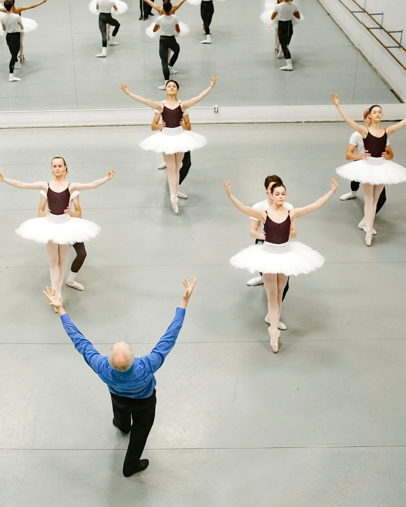 講師の指導を受けるAlberta Ballet Schoolの生徒たち