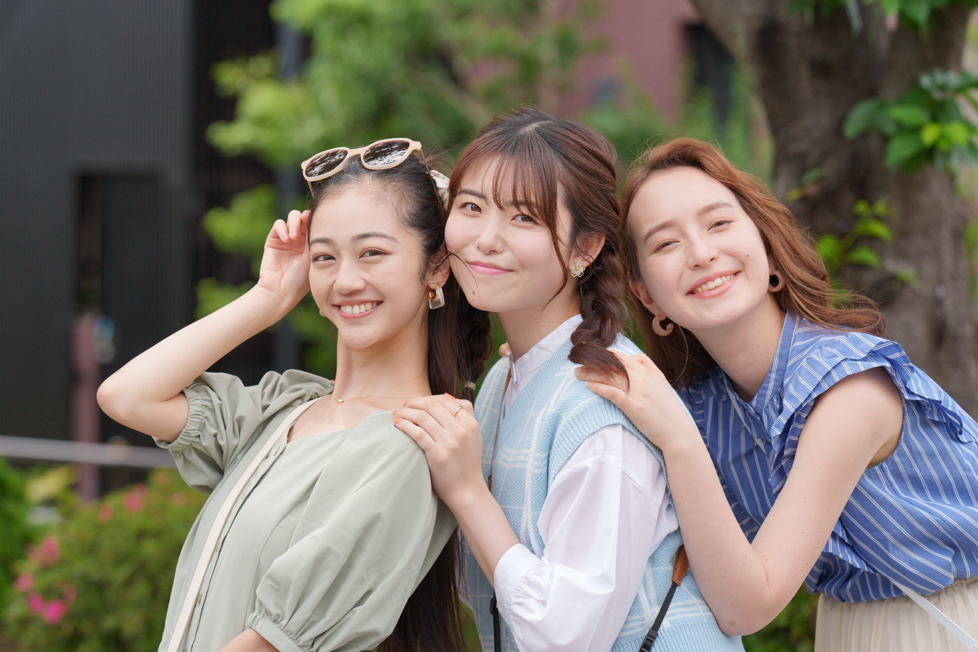 屋外で笑顔を見せる3人の女性