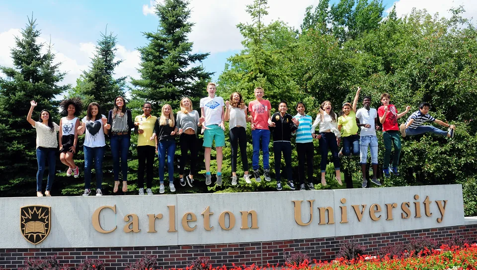 カールトン大学のサインの前に集まったDestination Canadaの参加者たち