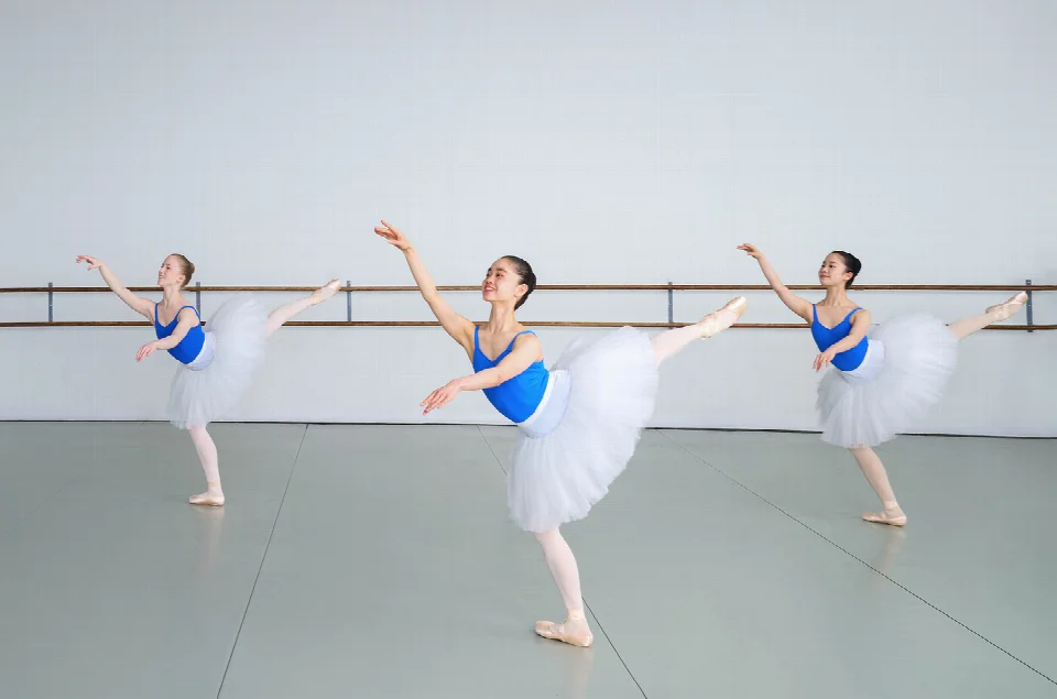 スタジオでチュチュを着て練習するAlberta Ballet Schoolの生徒たち