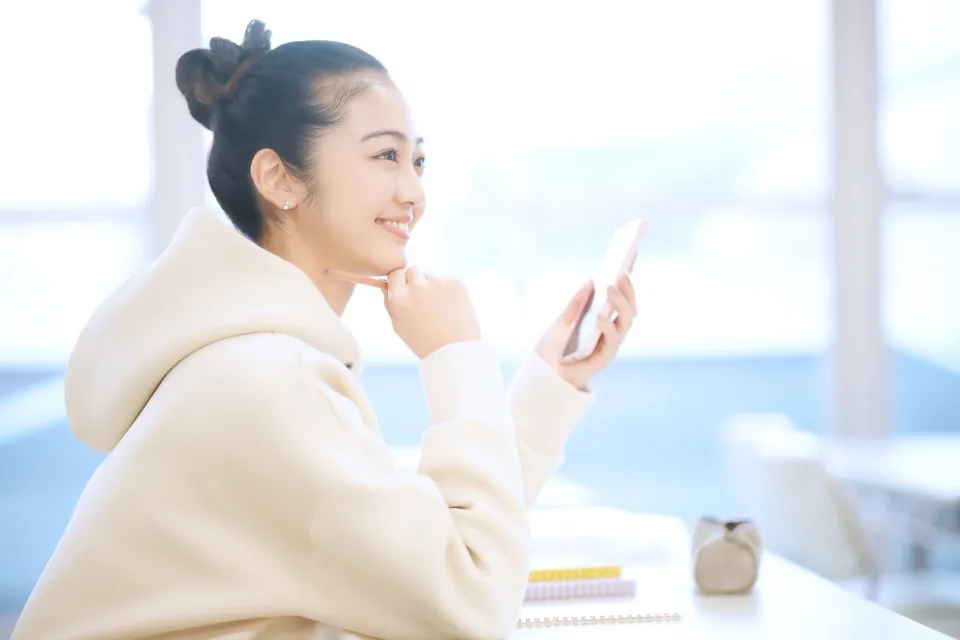 学びながら将来を考える女性のイメージ