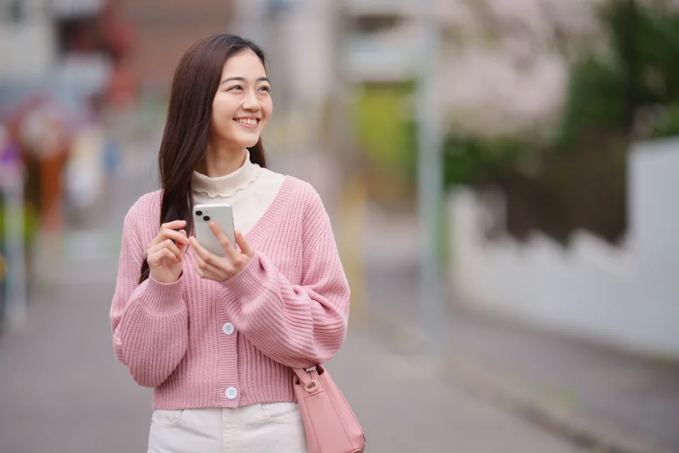 街歩きを楽しむ女性のイメージ
